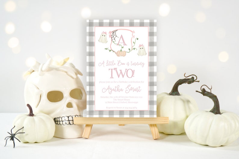 Pu&ograve; includere: Un invito di compleanno a tema Halloween con un bordo a quadretti grigio e bianco. L'invito recita "A Little Boo is turning TWO!" e presenta illustrazioni di fantasmi, una zucca e il nome "Agatha Smart".