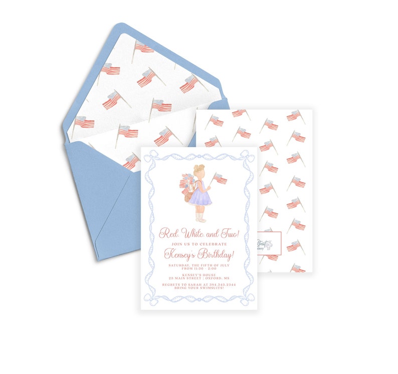 Op de afbeelding: Een lichtblauwe envelop- en uitnodigingsset voor een verjaardagsfeest. De uitnodiging toont een aquarel illustratie van een meisje met vlaggen, met de tekst "Red, White, and Two!" en "Kensey's Birthday!". De achterkanten van de envelop en de kaarten hebben een herhalend patroon van de Amerikaanse vlag.