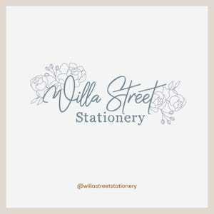 Puede incluir: Un logotipo para Villa Street Stationery, con una elegante escritura en un suave color azul-gris. El texto est&aacute; acentuado con ilustraciones florales. La palabra "Stationery" aparece debajo en una fuente sans-serif simple. El fondo es beige claro.