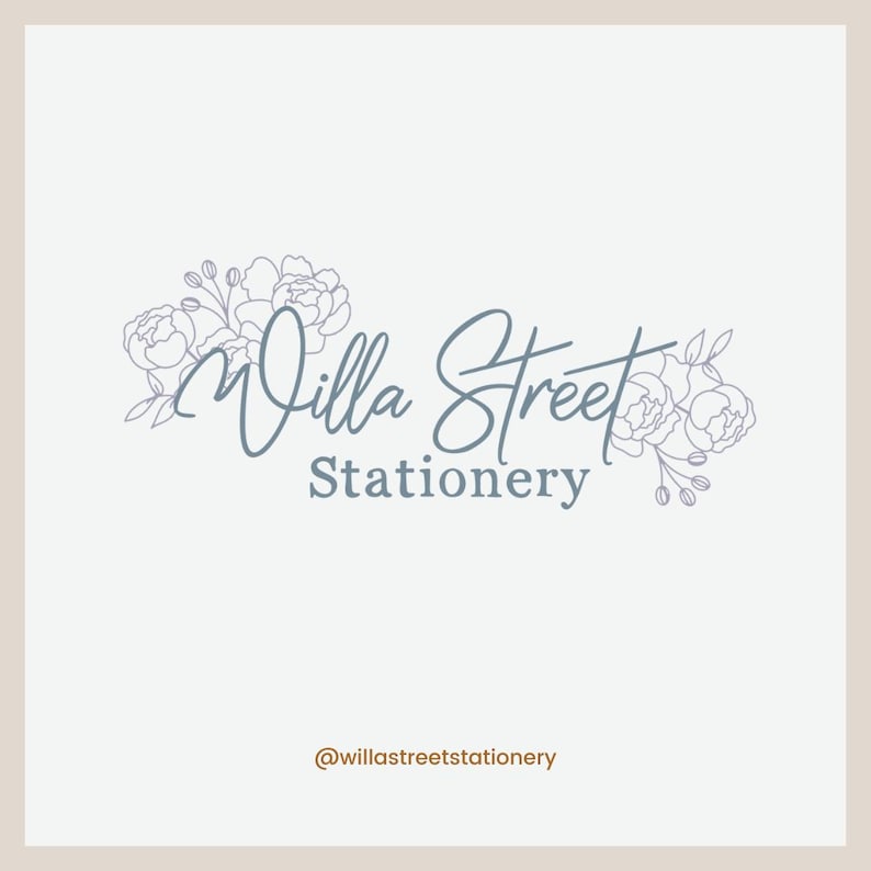 Puede incluir: Un logotipo para Villa Street Stationery, con una elegante escritura en un suave color azul-gris. El texto est&aacute; acentuado con ilustraciones florales. La palabra "Stationery" aparece debajo en una fuente sans-serif simple. El fondo es beige claro.