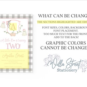 Pu&ograve; includere: Un invito di compleanno personalizzato con un bordo a scacchi grigio e bianco. L'invito presenta una zucca, dei fantasmi e il testo "A Little Boo is turning TWO!" con sezioni modificabili evidenziate in giallo.