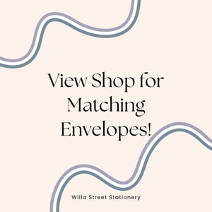 Pu&ograve; includere: Grafica color crema con il testo "View Shop for Matching Envelopes!" in nero. Due linee ondulate blu e grigie attraversano la parte superiore e inferiore. Il nome del negozio "Willa Street Stationery" &egrave; in basso.