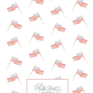 Op de afbeelding: Witte achtergrond met een patroon van aquarel Amerikaanse vlaggen. Elke vlag heeft rood-witte strepen en een blauw veld met witte sterren. De vlaggen staan op grijze palen. De onderkant van de afbeelding heeft de tekst "Villa Street Stationery".