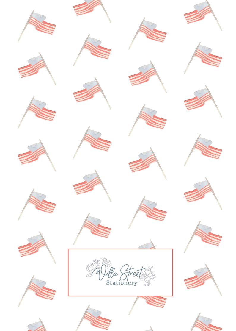 Op de afbeelding: Witte achtergrond met een patroon van aquarel Amerikaanse vlaggen. Elke vlag heeft rood-witte strepen en een blauw veld met witte sterren. De vlaggen staan op grijze palen. De onderkant van de afbeelding heeft de tekst "Villa Street Stationery".