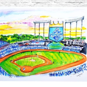 Könnte beinhalten: Ein Aquarellgemälde eines Baseballstadions mit einem grünen Feld und blauen Sitzen. Das Stadion ist von einem blauen Himmel mit weißen Wolken umgeben. Die Worte "World Series Champions KC" sind auf einem Schild im Stadion zu sehen.