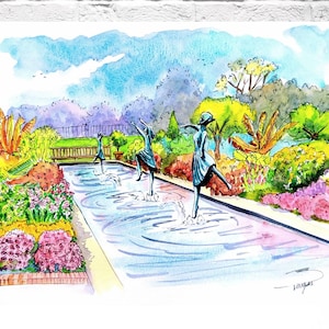 Könnte beinhalten: Aquarellgemälde einer Gartenszene mit drei Figuren, die in einen Wasserpool springen. Die Figuren sind in einem blaugrauen Farbton gemalt und von üppigem Grün umgeben, darunter Blumen in Rosatönen, Gelb und Orange.