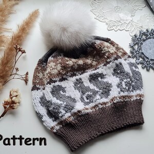 Può includere: Un cappello invernale lavorato a maglia con un pompon bianco. Il cappello presenta un motivo di forme grigie e bianche su uno sfondo marrone e bianco. Il bordo è di colore marrone pieno. La parola "Pattern" è in basso a sinistra.