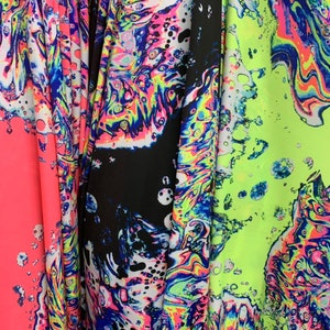 Stampa Neon Lava Splash su colori Nero, Giallo N e Corallo N. Tessuto Spandex Neon Base venduto tagliato su misura (tessuto elasticizzato leggero)