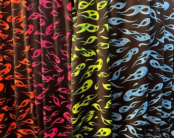 Puede incluir: Tres muestras de tela con fondo negro y un patrón de llamas. Las llamas son de diferentes colores: naranja, rosa y azul.