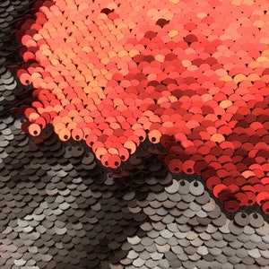 Tessuto paillettes reversibile/ribaltabile rosso opaco/nero opaco da 5 mm su tessuto spandex, venduto tagliato su misura