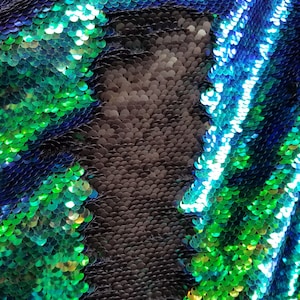 Tessuto reversibile con paillettes da sirena verde pavone/nero, paillettes da 5 mm su tessuto spandex, venduto tagliato su misura.