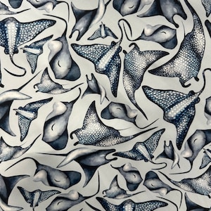 Peut inclure: Un tissu blanc avec un motif répétitif de raies manta bleues. Les raies manta sont stylisées et ont un motif tacheté.