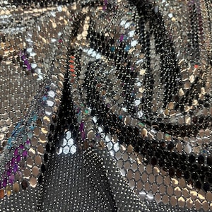 Geometriska honungskakamönster, platta, glänsande svarta paljetter, stenar på svart, silverfärgad lurexbas, poly-spandextyger, säljs per meter. 60” breda