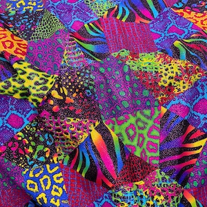 Nuova stampa astratta multicolore con lamina metallica su tessuto di nylon spandex elasticizzato in 4 direzioni. Tessuto venduto tagliato su misura (larghezza 152 cm)