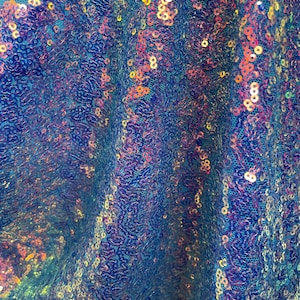 Nuove mini paillettes viola/verde acqua iridescenti da 2 mm su tessuto a rete elasticizzato color acqua di alta qualità. Venduto tagliato su misura