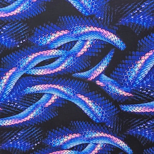 Nouveau tissu spandex bleu/rose à imprimé serpent et reptile, extensible dans les 4 sens, 60 po. de large, vendu par mètre