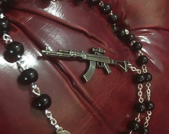 Shotgun, AK-47 of een sluipschuttersgeweer rozenkrans! Wees gegroet Maria, met een van deze op maat gemaakte geloofsvoorwerpen, moge Jezus je elke kogel leiden!