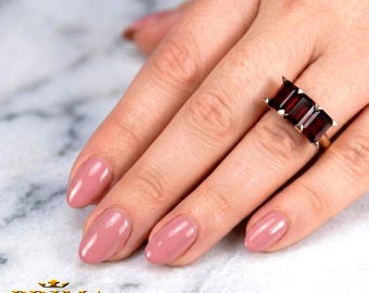 Anillo de oro amarillo de 14k con granate talla baguette, hecho a mano.