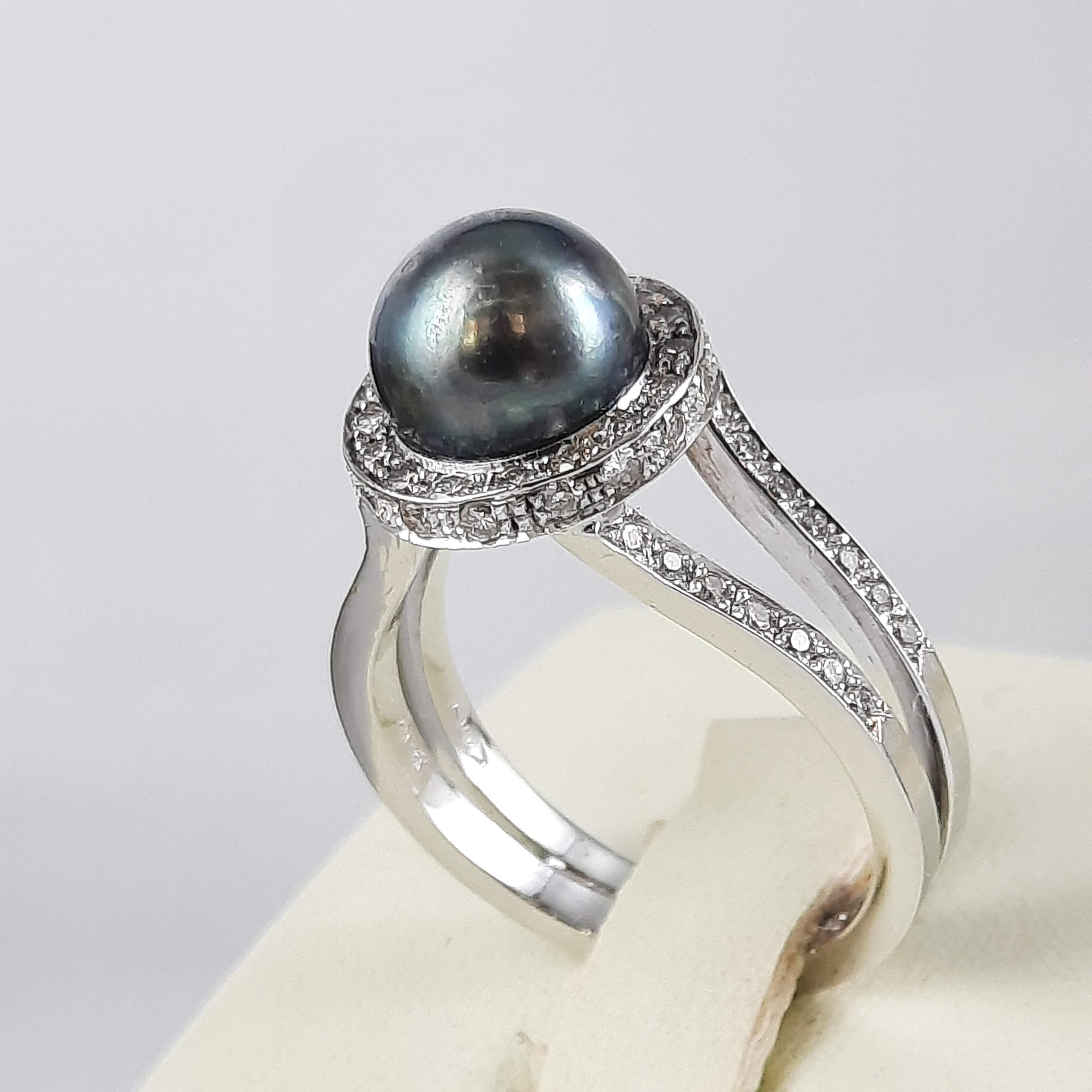 Anello con perla nera Tahiti e diamanti