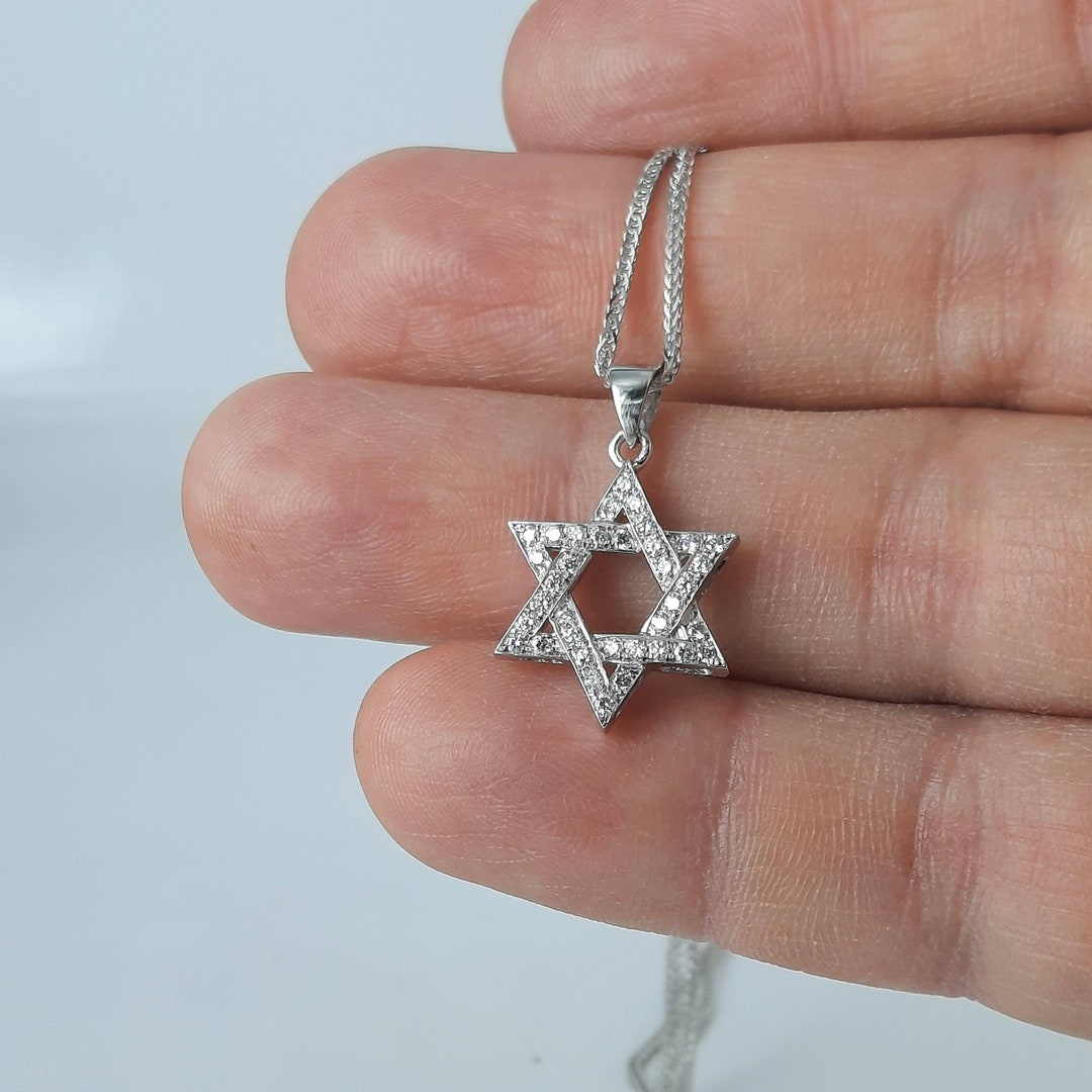 A 3D Star of David pendant, 18k white gold, thick circle halo with 30 -  Olivacom