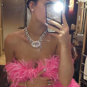 Kylie jenner lips necklace deals