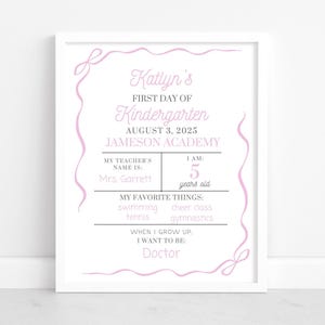 Cartello per il primo giorno di scuola per bambine: fiocco rosa come accessorio fotografico (download del modello Canva)