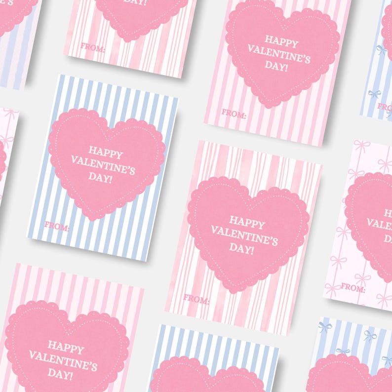 Puede incluir: Tarjetas del D&iacute;a de San Valent&iacute;n con dise&ntilde;os de coraz&oacute;n rosa. Cada tarjeta presenta el texto "Happy Valentine's Day!" y "From:" sobre un fondo a rayas en rosa y azul. Las tarjetas est&aacute;n dispuestas en un patr&oacute;n disperso.