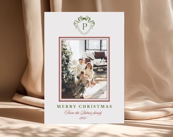 Può includere: Un biglietto di Natale con una foto di famiglia all'interno di un bordo rosso. Il biglietto presenta uno stemma verde con la lettera "P" e le parole "MERRY CHRISTMAS From the Palmer family 2025" in verde e bordeaux.