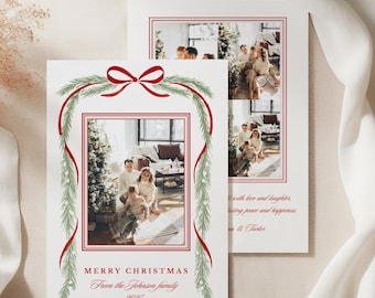 Könnte beinhalten: Weiße Weihnachtskarten mit Familienfotos, roten Rändern und festlichen grünen und roten Akzenten. Die Karten zeigen den Text "MERRY CHRISTMAS" und "From the Johnson family 2025". Eine Karte hat ein Schleifen- und Grün-Design.