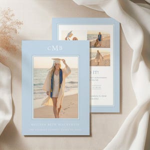 Pu&ograve; includere: Annuncio di laurea azzurro con una foto di una laureata sulla spiaggia. L'annuncio include il nome della laureata, la scuola e il testo "IT!" con i dettagli dell'evento. Il design presenta un bordo bianco e le iniziali "CMB".