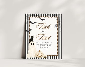 Può includere: Un cartello rettangolare di Halloween con strisce verticali bianche e nere, caratterizzato da un pannello centrale bianco con un bordo smerlato marrone. Il testo recita Trick or Treat HELP YOURSELF TO SOMETHING SWEET! con illustrazioni di pipistrelli, un ragno, un gatto nero, un fantasma e due zucche.