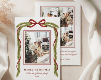 Könnte beinhalten: Weihnachtskarten mit Familienfotos. Die Karten haben einen weißen Hintergrund mit rotem Rand. Die Vorderseite der Karte hat ein Foto, das mit einer grünen Girlande und einem roten Band umrahmt ist. Der Text lautet "MERRY CHRISTMAS From the Johnson family 2025."