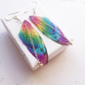 Regenbogen Fee Flügel Ohrringe, Pride Ohrringe, Geschenke unter 25, Geschenke für LGBT, Geschenke für Keyworker, Gay Pride, Festival Ohrringe