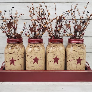 Tan craquelé primitif avec pots Mason peints en étoile bordeaux et plateau en bois effet vieilli avec baies à pépins