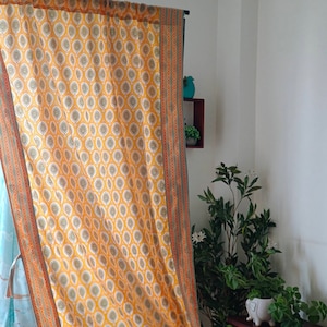 インドの花のモチーフが描かれた、軽くて風通しの良い黄色の半透明カーテン。サイズ、ヘッダー、裏地をカスタマイズできます。