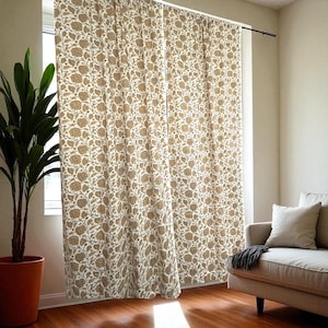 Handblok gedrukt gordijn, bruingele bloemen op gebroken wit, semi-transparant Chanderi-katoen, licht luchtig raampaneel, minimalistisch interieur,