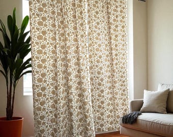 Handblock gedruckter Vorhang, bräunlich gelbe Blumen auf gebrochenem Weiß, halb durchsichtige Chanderi-Baumwolle, leichte luftige Fensterfüllung, minimalistisches Wohndekor,