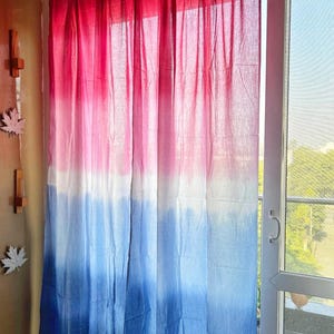 ノーティカルサンセットディップダイシアーコットンカーテン：ピンクがかった赤、白、ネイビーブルー、風通しがよく柔らかいコットンカーテン