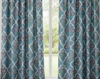 Florale Gittergardinen in einem beruhigenden Blau, Set mit zwei Vorhängen, geblümten Baumwollgardinen für Schlafzimmer