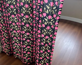 Schwarz und rosa Tulpen-Baumwollvorhänge, Set mit 2 Paneelen, 84 Zoll lang
