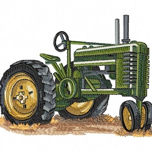 Puede incluir: Un tractor vintage verde con una rueda de llanta dorada y neumáticos negros. El tractor tiene un solo asiento y dos tubos de escape.