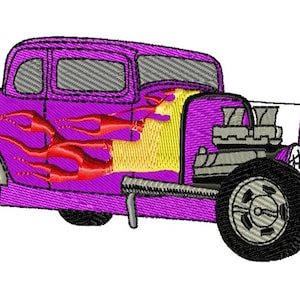 Op de afbeelding: Een paarse hotrod met vlammen geschilderd op de zijkant. De auto heeft een blootliggende motor en grote wielen.