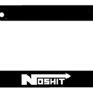 Op de afbeelding: Zwarte kentekenplaathouder met de tekst "NOSHIT" en een witte pijl die naar rechts wijst.