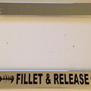 Op de afbeelding: Chromen kentekenplaathouder met een zwart visgraatontwerp en de tekst "FILLET & RELEASE" onderaan.