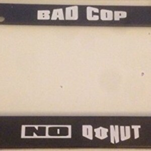 Puede incluir: Marco de matrícula de plástico negro con texto blanco que dice "BAD COP NO DONUT".