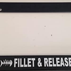 Op de afbeelding: Zwarte kentekenplaathouder met witte tekst "FILLET & RELEASE" met een gestileerd visgraatontwerp aan beide zijden van de tekst.