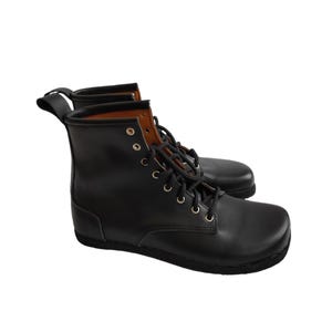 Puede incluir: Un par de botas de cuero negro con dise&ntilde;o de cordones y presillas. Las botas tienen punta redonda y suela resistente. El forro interior es de color marr&oacute;n claro. Las botas est&aacute;n dise&ntilde;adas para el uso diario.