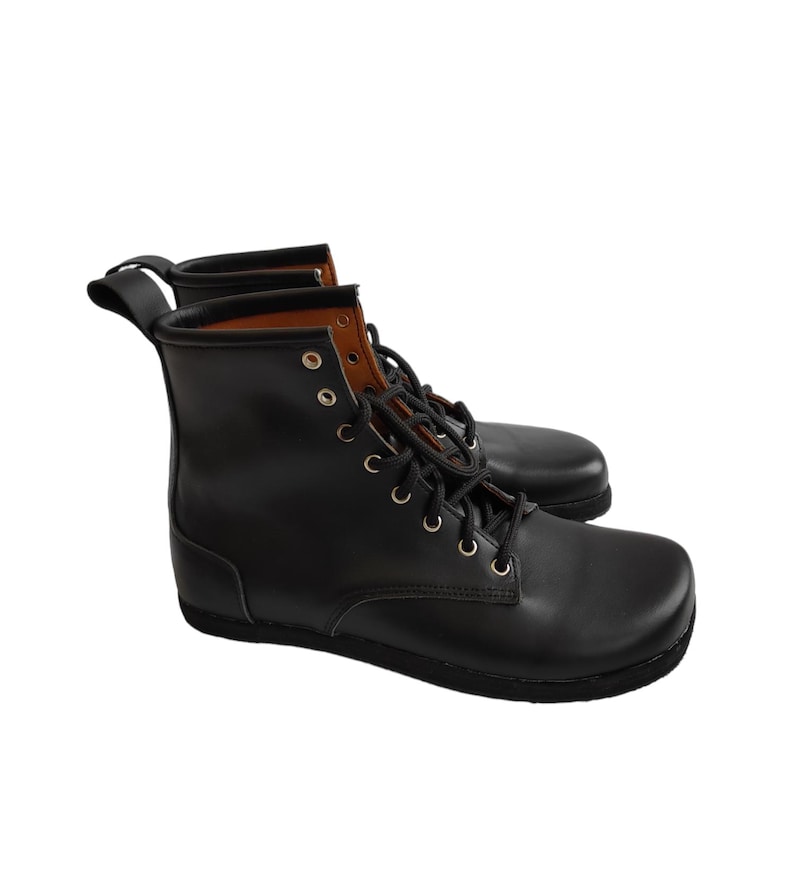 Puede incluir: Un par de botas de cuero negro con dise&ntilde;o de cordones y presillas. Las botas tienen punta redonda y suela resistente. El forro interior es de color marr&oacute;n claro. Las botas est&aacute;n dise&ntilde;adas para el uso diario.