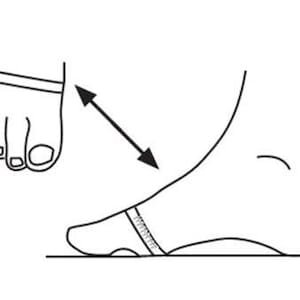 Pode incluir: Um diagrama que mostra como medir o p&eacute; para o tamanho do sapato. O diagrama mostra um p&eacute; com uma fita m&eacute;trica ao redor da parte mais longa do p&eacute;.