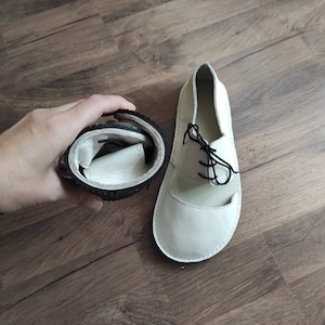 Zapatos planos minimalistas de piel hechos a mano para mujer, estilo bailarina, con puntera ancha. imagen 9